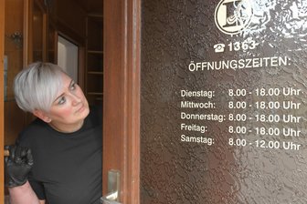 Friseurmeisterin aus Rechenberg-Bienenmühle fährt ins Wirtschaftsministerium - Kristin Richter am Eingang zu ihrem Salon in Rechenberg-Bienenmühle.