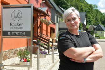Friseurmeisterin aus Rechenberg-Bienenmühle kämpft gegen Corona-Rückforderungen und um Familientradition - Friseurmeisterin Kristin Richter vor dem Salon in Rechenberg, den ihre Familie seit mehr als 66 Jahren führt.