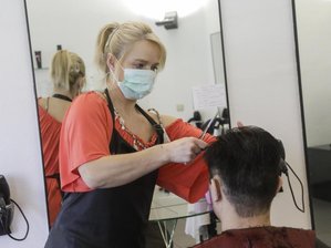 Friseursalons dürfen ab 4. Mai unter Auflagen wieder öffnen - Die Sachsen dürfen ab 4. Mai wieder zum Friseur.