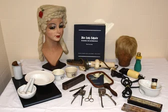 Friseurschere, Fleischerbeil und Motorrad: Reinsdorf zeigt in neuer Schau historische Sammlerstücke - Ausstellungsstücke für die Sonderausstellung „Handwerk in Reinsdorf“.