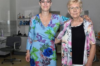 Frisörinnen aus Leidenschaft: Mutter und Tochter Seite an Seite - Brigitte Sandner führt seit 50 Jahren ihren Friseursalon im Stadtteil Sachsenberg in Klingenthal. Ihre Tochter Heike steht ihr dabei zur Seite. 