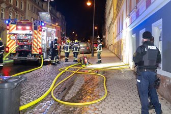 Frisörladen in Waldheim: Polizei ermittelt nun doch wegen schwerer Brandstiftung - Die Feuerwehr löschte am Sonntag einen Mülltonnenbrand in Waldheim. Die Polizei ermittelt nun.
