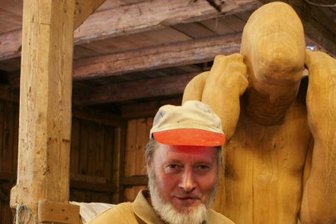 Der Bildhauer Fritz Böhme um 1996 in seinem Atelier in Hohndorf vor einer der großen Figuren aus dem "Lebenszyklus".