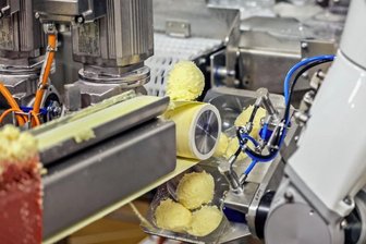 Friweika in Weidensdorf: Roboter fassen 180.000 Klöße am Tag an - Moderne Maschinen bringen die Klöße in Form. Die Produktion läuft momentan im Drei-Schicht-System.