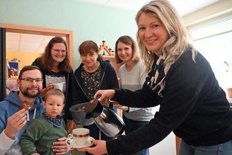 Fröbel-Café eröffnet: Oederaner Kita setzt auf Gemeinschaft - Anne Wagner öffnet mit Team das Fröbel-Café. Adrian und Roy Krönert-Bernard werden umsorgt.
