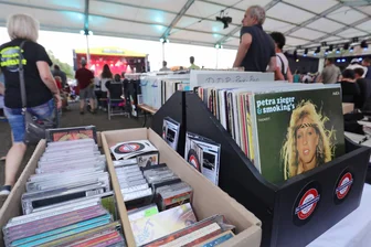 Fröhliche Auferstehung: Dirk Zöllner über den anhaltenden Triumph der „Ostrock-Zombies“ - Verkaufsstand beim „Klassentreffen der Ostmusik“ in Neuruppin: nie dagewesene Beliebtheit.