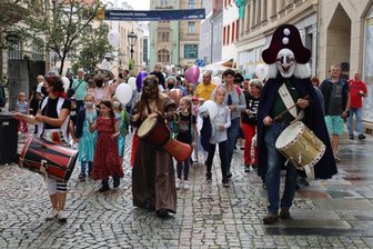 Fröhliche Parade zieht durch City - Trotz des Aprilwetters im September haben viele Menschen an der Parade des Puppentheaters durch die Zwickauer Innenstadt teilgenommen.