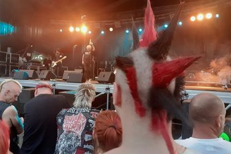 Frösche beim Bier-Yoga: So war Sachsens größtes Punkfestival - Ein Fan bei Festival "Back To Future", Sachsens größtes Punkfestival in Glaubitz.