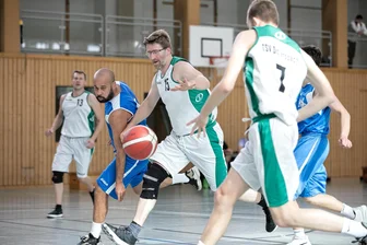 Fröstelnde Dittersbacher Basketballer unterliegen den Bautzen Tigers - Der Dittersbacher Abteilungsleiter Patrick Fuhrmann (M.), hier in einer früheren Partie, kassierte mit seinem Team in der Landesliga die nächste Niederlage.