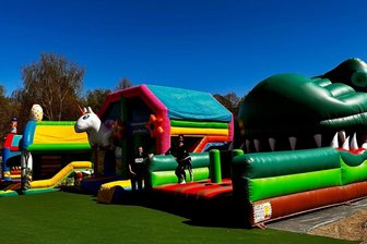 Frohburgs Irrgarten der Sinne: Mehr Erlebnisse mit Hüpfburgen und Virtual Reality - Die ersten Hüpfburgen stehen, am 1. Mai wird das Hüpfburgenland im Irrgarten der Sinne in Frohburg eröffnet.