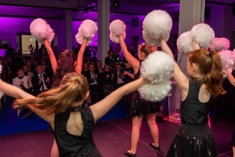 Frohe Botschaft zum Jahresempfang: In Auerbach entstehen 150 neue Jobs - Cheerleading ist mehr, als mit Puscheln zu wedeln: Zwei Formationen des Vereins CVV Cheermania brachten Schwung in den Neujahrsempfang. 200 Gäste waren in die Kulturfabrik geladen zu zweistündigem Programm, Musik und Büffet.