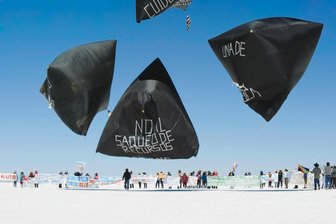 Frohe Zukunft? Kunstsammlungen holen uns Sterne vom Himmel und zeigen „Utopia“-Schau - Tomás Saraceno verbindet Kunst mit Wissenschaft und Aktionismus: Ausschnitt aus seinem Video „Fly with Pacha, Into the Aerocene, 2017–2023“. Saraceno lässt Ballons und Luftskulpturen allein mit Sonne und Luft in den Himmel steigen und befasst sich so mit emissionsfreier Luftfahrt.