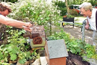 Frohnauer Hammer findet neues Zuhause im Fritzenhof - Hausmeister Thomas Wünsch (l.) überprüft regelmäßig den Wasserzulauf. Wolfgang Lange (r.) sorgte dafür, dass das Objekt nach dem Verkauf des Grundstücks seiner Familie nach Flöha kommt. 