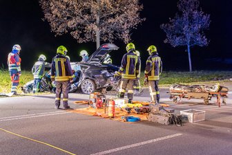 Frontalcrash auf Autobahnzubringer im Erzgebirge mit mehreren Verletzten: Polizei nennt neue Details - Auf dem Autobahnzubringer S 258 bei Zwönitz stießen ein Audi und ein Land Rover frontal ineinander.