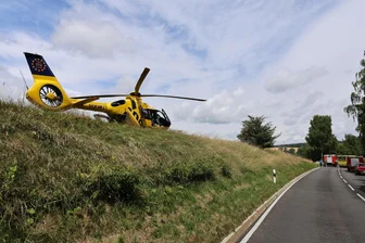 Frontalcrash auf B 101 im Erzgebirge: Zwei Schwerverletzte – Rettungshubschrauber im Einsatz - Unfallstelle in Raschau: Ein Rettungshubschrauber brachte einen der beiden Schwerverletzten nach Chemnitz.