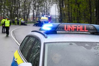 Frontalcrash auf B 169 bei Jahnatal: Fahrer tödlich verletzt - Ein tödlicher Unfall hat sich am Samstag in der Nähe von Jahnatal ereignet.