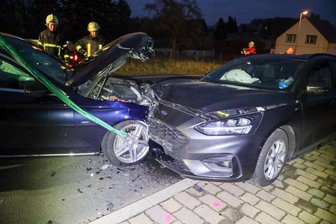 Frontalcrash auf B 169 in Arnsdorf: Vier Verletzte müssen ins Krankenhaus - Zwei Autos sind am Samstag auf der B 169 in Arnsdorf frontal zusammengestoßen.