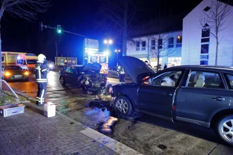 Frontalcrash auf der B 174 in Chemnitz: Zwei Kinder und zwei Erwachsene schwer verletzt - Gegen 17.30 Uhr prallten die Autos zusammen. Auch eineinhalb Stunden später war die Polizei noch vor Ort.