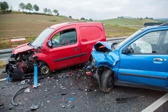 Frontalcrash auf der B 95: Zwei Verletzte -