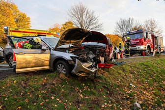 Frontalcrash im Erzgebirge: Zubringer für Stunden voll gesperrt – Drei Schwerverletzte - Einen schweren Verkehrsunfall hat es am Montagmorgen auf dem Auer Autobahnzubringer gegeben.