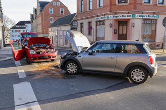 Frontalcrash in Hohenstein-Ernstthal: Helfer kümmern sich um drei verletzte Personen - Auf der Kreuzung Conrad-Claus-Straße/Zeißigstraße sind am Dienstag zwei Pkw kollidiert.