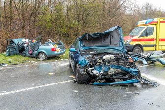 Frontalkollision auf Autobahn-Zubringer im Erzgebirge: Polizei nennt neue Details - Bei einem Verkehrsunfall auf dem Autobahnzubringer Zwönitz zogen sich mehrere Personen Verletzungen zu. Zwei Fahrzeuge waren frontal kollidiert.
