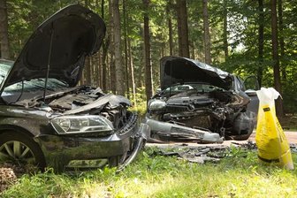 Zwei Menschen wurden am Mittwoch bei einem Frontalzusammenstoß zweier Fahrzeuge verletzt.