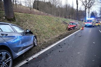 Frontalzusammenstoß auf B 101 in Schwarzenberg – drei Verletzte - Endstation Straßengraben: Dieses Bild bot sich den Rettungskräften beim Eintreffen an der Unfallstelle.
