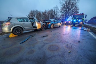 Frontalzusammenstoß auf der B 180 bei Gersdorf - Ein Pkw Opel ist aus bislang ungeklärter Ursache auf die linke Fahrbahn geraten.