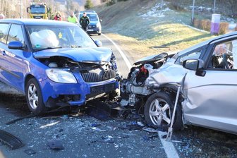 Frontalzusammenstoß auf der B 93 in Schneeberg - Zu einem Frontalzusammenstoß zwischen einem Skoda und einem Honda kam es am Mittwochmittag auf der B 93 in Schneeberg.