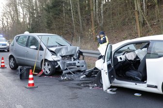 Frontalzusammenstoß auf der B173n - zwei Fahrer schwer verletzt - 