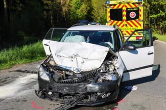 Frontalzusammenstoß im Erzgebirge: Auto fährt in Lkw - Auf der Grubenstraße kam es zu einem schweren Verkehrsunfall.