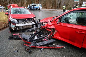 Frontalzusammenstoß in Johanngeorgenstadt: Eibenstocker Straße voll gesperrt - Zu einem Frontalunfall kam es am Freitag in Johanngeorgenstadt. Dabei wurden beide Fahrzeugführer verletzt.