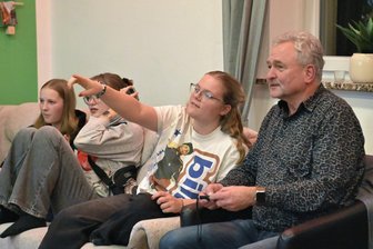 Frontalzusammenstoß und überfahrene Kühe: Mülsens Bürgermeister zockt angeblich ganz gut - Bürgermeister Michael Franke spielt zum ersten Mal in seinem Leben Mario Kart, Line (links) berät ihn.