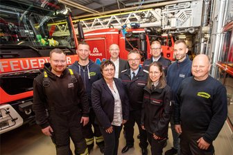 Fronten in Plauens Feuerwehr-Streit sind weiterhin verhärtet - Bei der Gründung der Feuerwehr Straßberg-Neundorf Anfang März: Patrick Stolz, Stefan Golle, Bürgermeisterin Kerstin Wolf, OB Steffen Zenner, Thomas Golle, der neue Wehrleiter, Leonie Schneider, Plauens Feuerwehr-Chef René Schreiter, Manuel Schubert und Frank Hesse (von links).