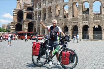 Frostige Nächte und heißes Drama: Was ein Malermeister aus Auerbach auf seiner Radtour nach Rom erlebt - Geschafft: Nach 1230 Kilometern und 16 Tagen im Sattel steht Andreas Krauß vor dem Kolosseum in Rom.