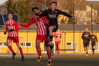 Frostiger Fußballzauber in Freiberg: BSC verpasst Stollberg eiskalte Abreibung - Aktivposten beim BSC: Torvorbereiter Karl Herrmann (r.), im Duell mit Stollbergs Ben Grummt, spielte nach einem Ellenbogenstoß in der ersten Hälfte mit Nasenpfropfen durch.