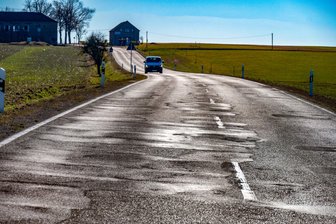 Frostschäden auf der Spur: So kämpft Mittelsachsen gegen Schlaglöcher - Die S 250 zwischen Neugepülzig und Zetteritz gleicht einem Flickenteppich.