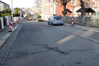 Frostschäden: Hartmannsdorf will Schlaglöcher nach dem Winter schnell beseitigen - Risse im Asphalt machen die Schulstraße anfällig für eindringendes Wasser und Frostschäden.