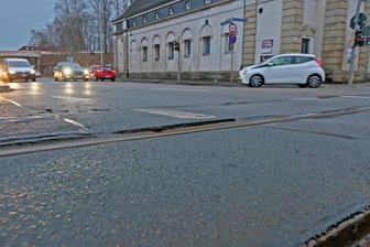 Frostschäden in Zwickau sorgen an stark genutzter Kreuzung bei Autofahrern für Ruckelpartie - An der Zwickauer Kreuzung Breithauptstraße/Äußere Schneeberger Straße werden Autofahrer derzeit durchgerüttelt.