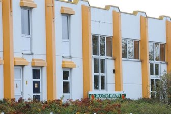 Fruchthof zieht in ehemalige Großbäckerei in Meerane ein - Mittlerweile ist das neue Schild montiert: Der Fruchthof Meißen nutzt seit Montag die ehemalige Gramss-Bäckerei in Meerane.