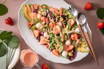Fruchtig-knackiger Sommersalat mit Erdbeerdressing - In dem Sommersalat finden sich neben Tomate, Avocado und Mozzarella auch Erdbeeren. Der Clou: Auch das Dressing ist aus Erdbeeren gemacht. 