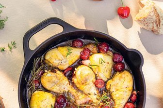 Fruchtige Note garantiert: Hähnchen in Balsamico-Kirsch-Soße - Das Rezept zum Gericht "Hähnchen in Balsamico-Kirsch-Soße" stammt aus dem Kochbuch "Rezepte aus dem Cottage Garden" von Annalena Bokmeier. 