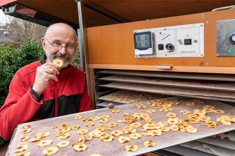 Fruchtsaft? Fehlanzeige: Frost ruiniert Ernte für Mostereien in Topfseifersdorf und Lauenhain - Mario Rogos vom „Apfelkracher“-Hof ist für Fruchtsaft bekannt. Hier zeigt er selbst hergestelltes Trockenobst. Durch starke Frostschäden wird es in diesem Jahr kaum Äpfel geben, die er verarbeiten kann.