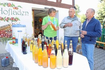 Fruchtsaftkelterei öffnet die Tore für Besucher - Mitarbeiterin Kerstin Liebold lädt zur Saftverkostung ein.