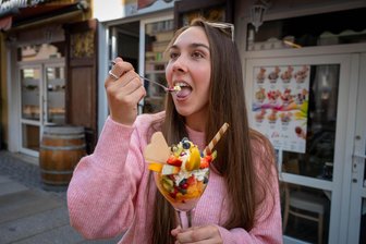 Früchte, Eierlikör, Tartufo: Diese Eisbecher hat die Region Mittweida zu bieten - Kundin Jenny genießt einen Früchteeisbecher, die Spezialität des Eiscafés „Dolomiti“ in Mittweida.