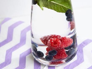 Früchte in der Wasserkaraffe oft austauschen -
Bei Hitze ist mit Beeren und Minze versetztes Wasser besonders erfrischend: Aus Hygienegründen sollten Obst und Kräuter aber regelmäßig ausgewechselt werden.