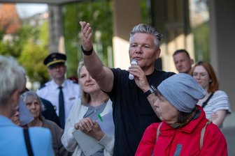 „Früh um vier ist die Nacht vorbei“: Welche Probleme ein Plauener mit der Jugendherberge in seiner Nachbarschaft hat - Michael Beurich berichtete während der Begehung des Plauener Stadtzentrums von einigem Ärger, den er und seine Familie haben.