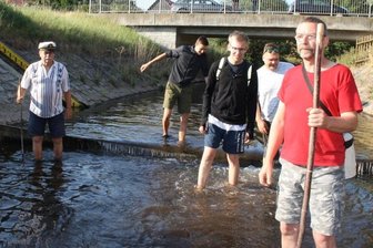 Frühaufsteher genießen Spaziergang in der Pleiße - Wanderleiter Knut Reinicke (r.) führte die Wasserwandergruppe von derPegelstandmessanlage in Neukirchen bis zur ehemaligen Furt in Crimmitschau an der Wahlener Grenze.