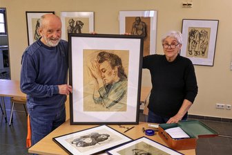 Frühe Werke von Heinz Tetzner in der Hessenmühle Gersdorf - Tetzners Tochter Gabriele Rabe und Wolfgang Streubel, der Vorstandsvorsitzende des Fördervereins des Heinz-Tetzner-Museums in Gersdorf, mit der Pastellzeichnung „Liegende Frau“ beim Aufbau der neuen Sonderausstellung.